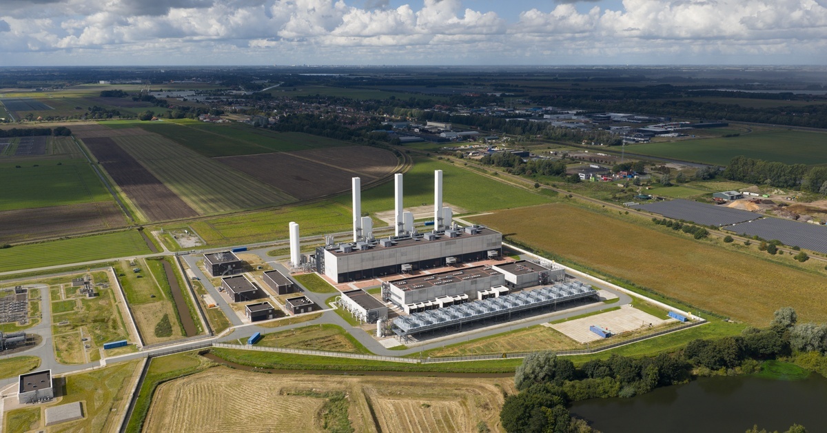The Importance of Monitoring Emissions in the Energy Sector A large-scale energy plant with multiple buildings. It is a cloudy day and the facility is located in a open area.